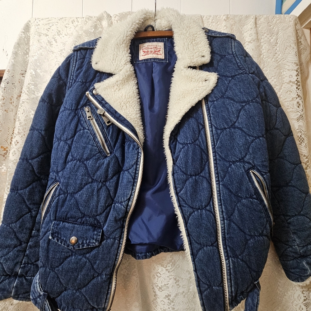 LEVI'S Belted Quilted Sherpa Trucker Jacket